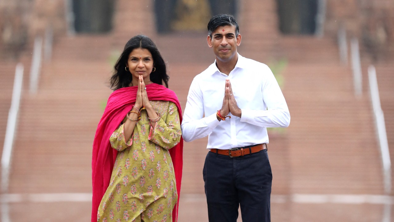 British Prime Minister Rishi Sunak and his wife Akshata Murty pose for a photo during their visit the Akshardham temple in New Delhi on 10 September, 2023 (BAPS/AFP)