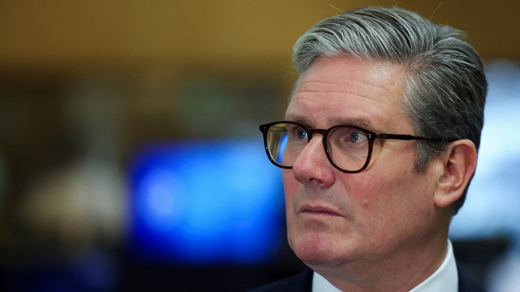 British Prime Minister Keir Starmer visits the Metropolitan Police command and control special operations room in London on 9 August 2024 (Toby Melville/Pool/AFP)