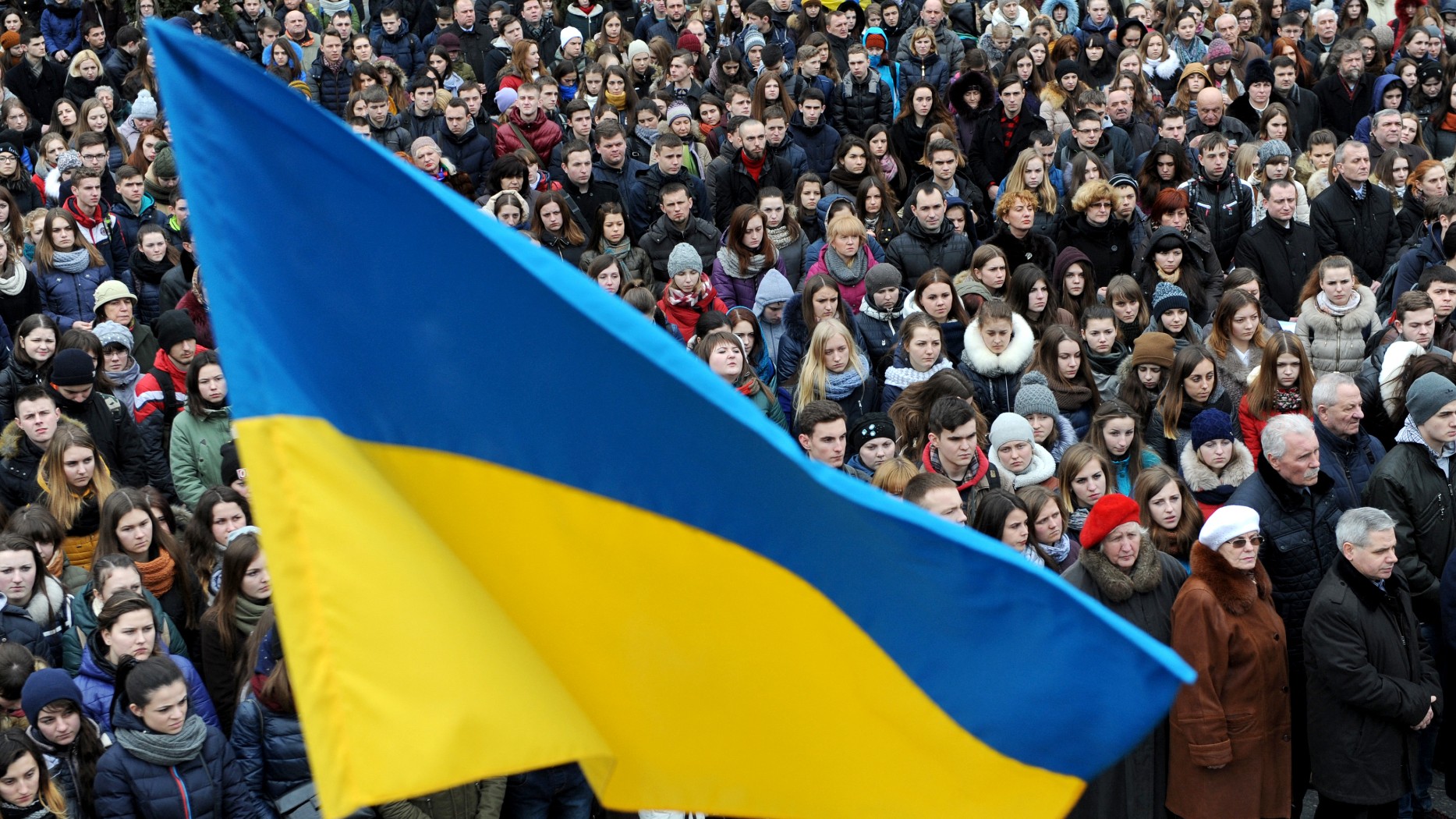 À Lviv dans l’Ouest de l’Ukraine, des gens célèbrent le 2e anniversaire d’une manifestation antigouvernementale, le 19 février 2016 (AFP)