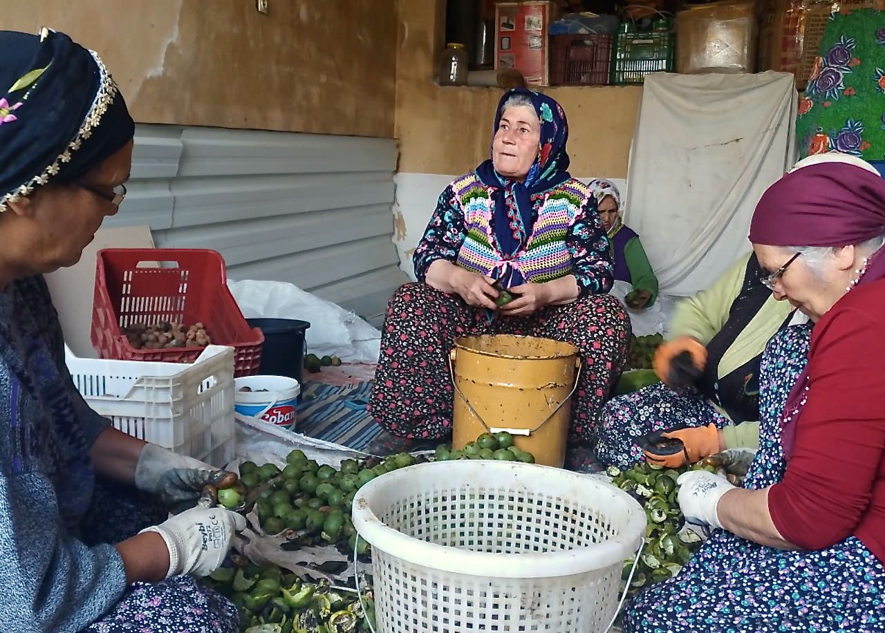 Kocak, centre, with other village women at work peeling vegetables (MEE/Sara Kor)