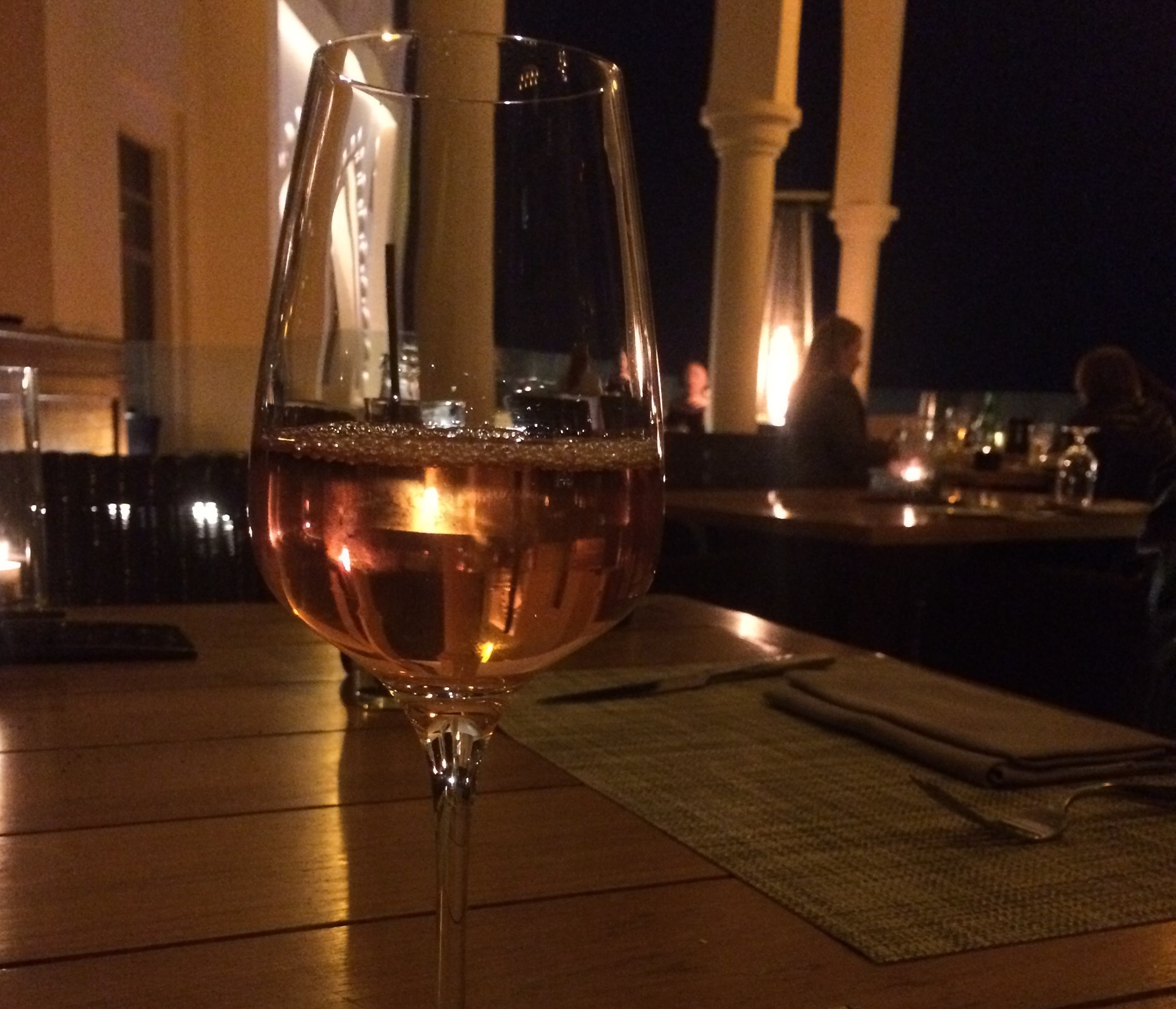 Un verre de rosé à l’hôtel Saint Régis de Doha coûte désormais 18 euros (Roxanne D'Arco)