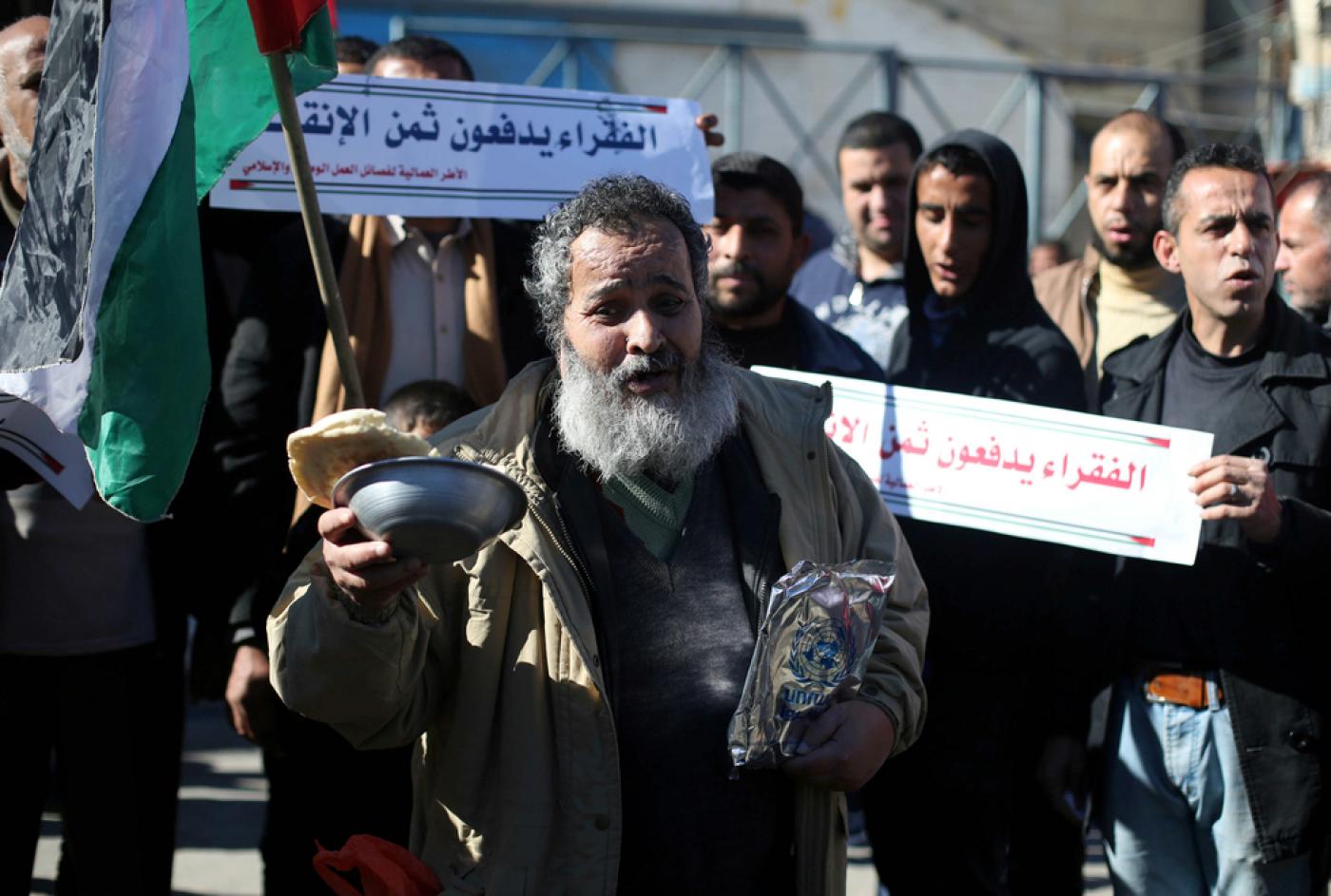 Des Palestiniens participent à une manifestation pour réclamer de meilleures conditions de vie devant le bureau de l’UNRWA à Rafah (bande de Gaza), en janvier 2018 (Reuters)