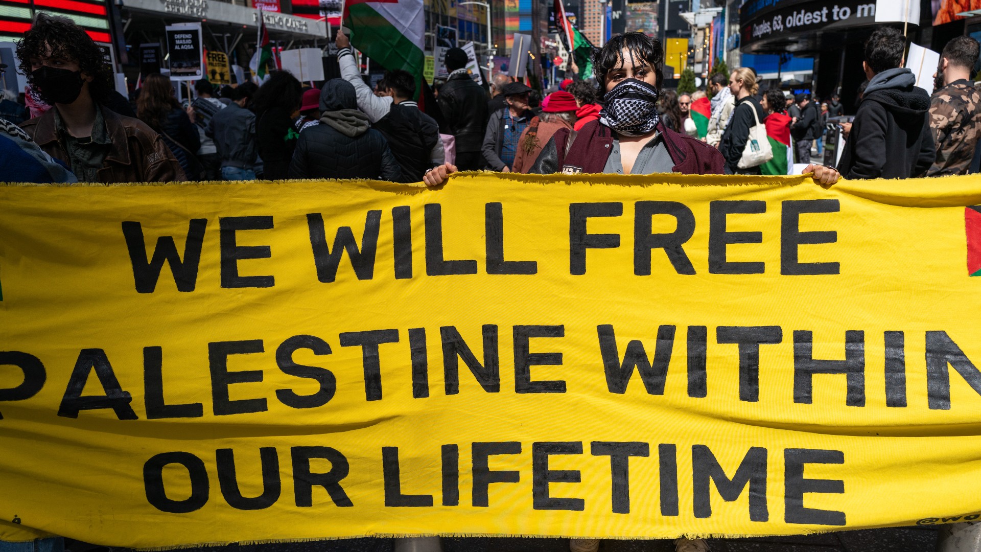 Des partisans de la cause palestinienne manifestent à Times Square, à New York, contre les récents événements entre Israël et les Palestiniens qui ont causé des pertes humaines dans les deux communautés, le 8 avril 2023 (AFP)