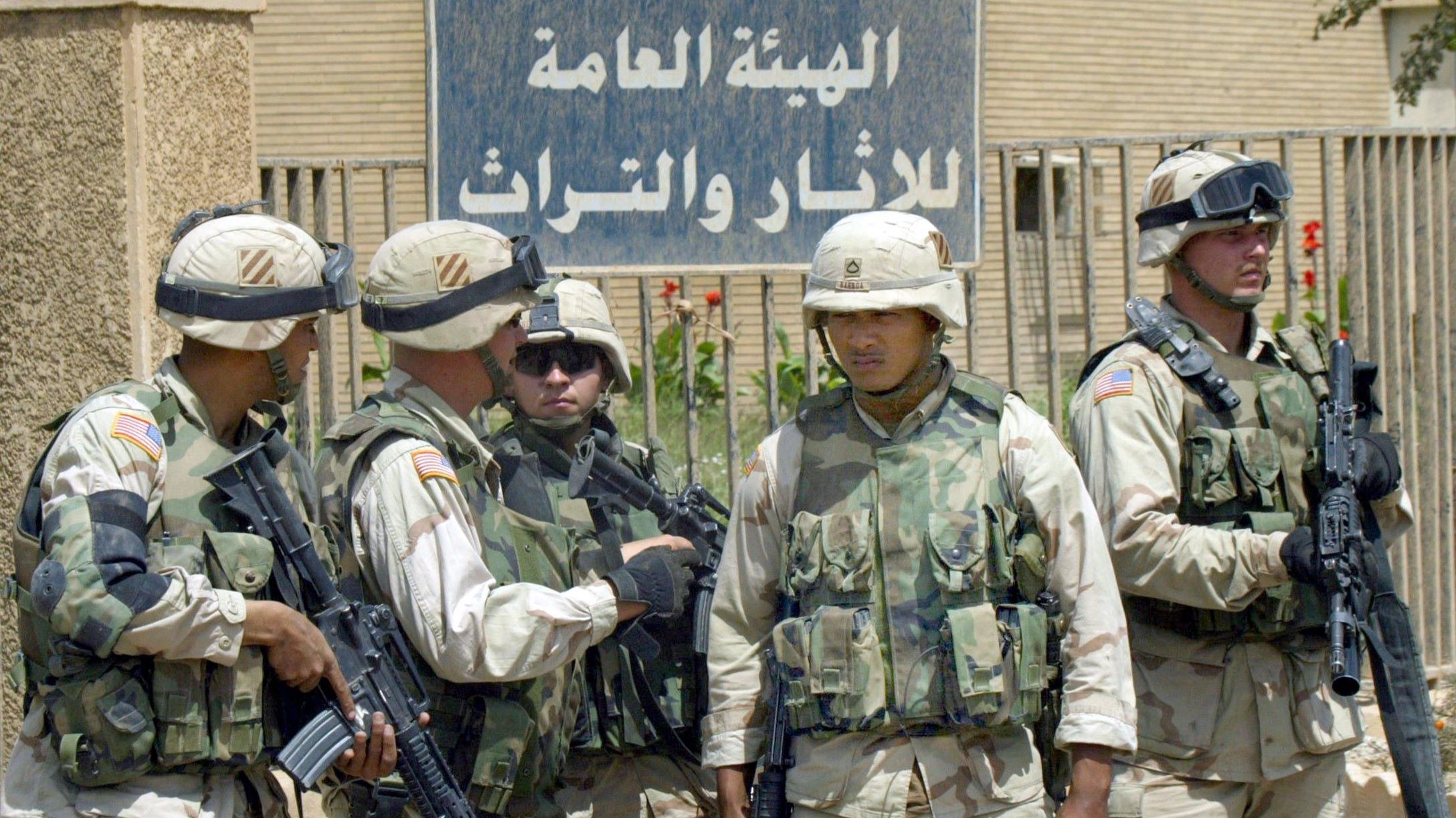 Des soldats américains montent la garde devant le Musée national de Bagdad, le 16 avril 2003 (AFP)