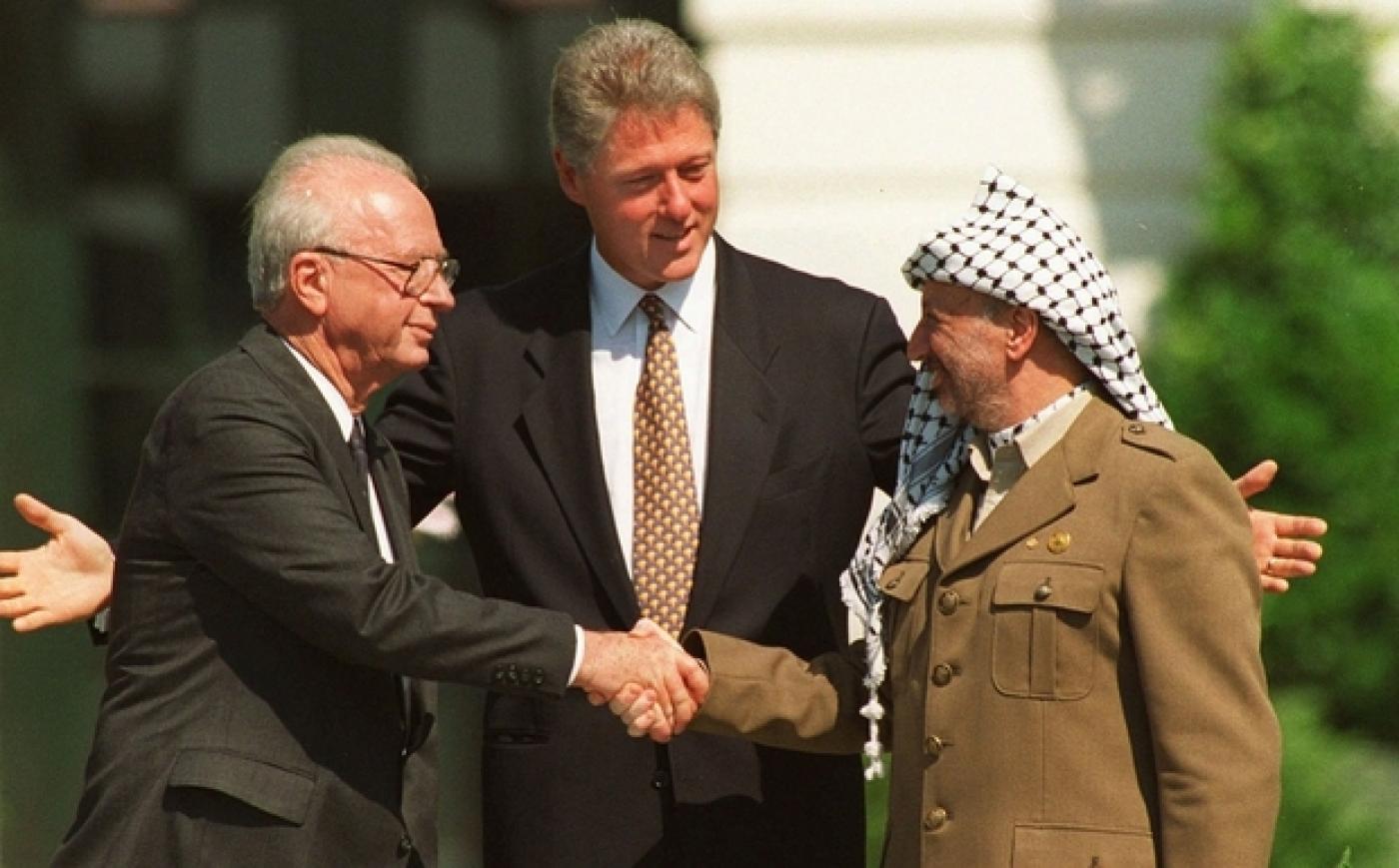 Le président américain Bill Clinton (centre), le Premier ministre israélien Yitzhak Rabin et le président de l’OLP Yasser Arafat signent le 1er accord d’Oslo à Washington le 13 septembre 1993 (AP)