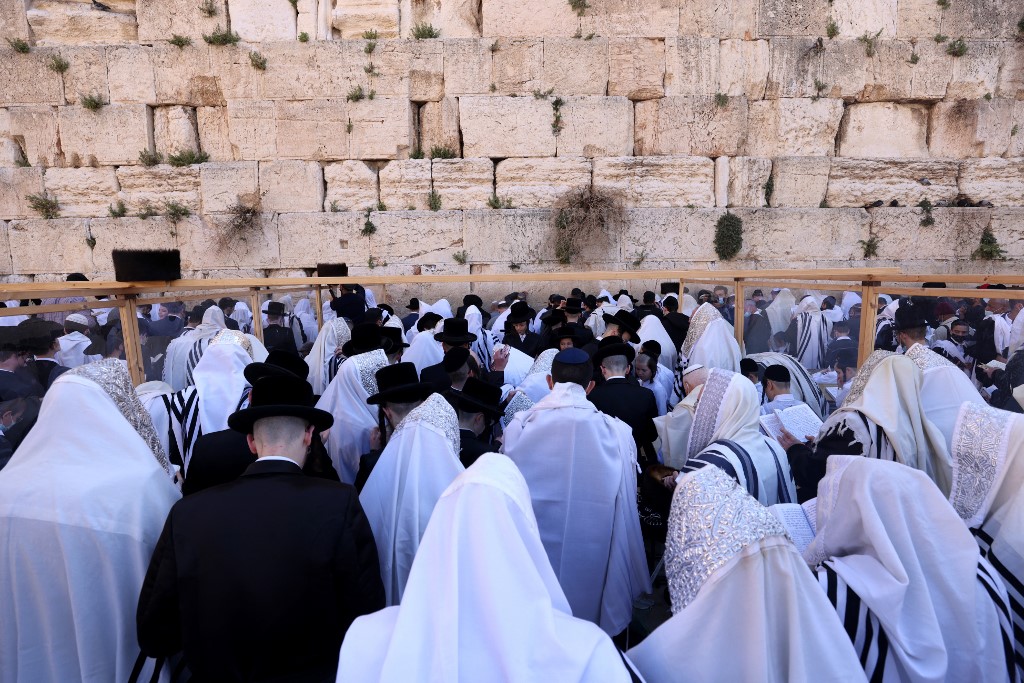 Des fidèles juifs se rassemblent devant le mur des Lamentations pour prier pendant la Pâque (AFP)