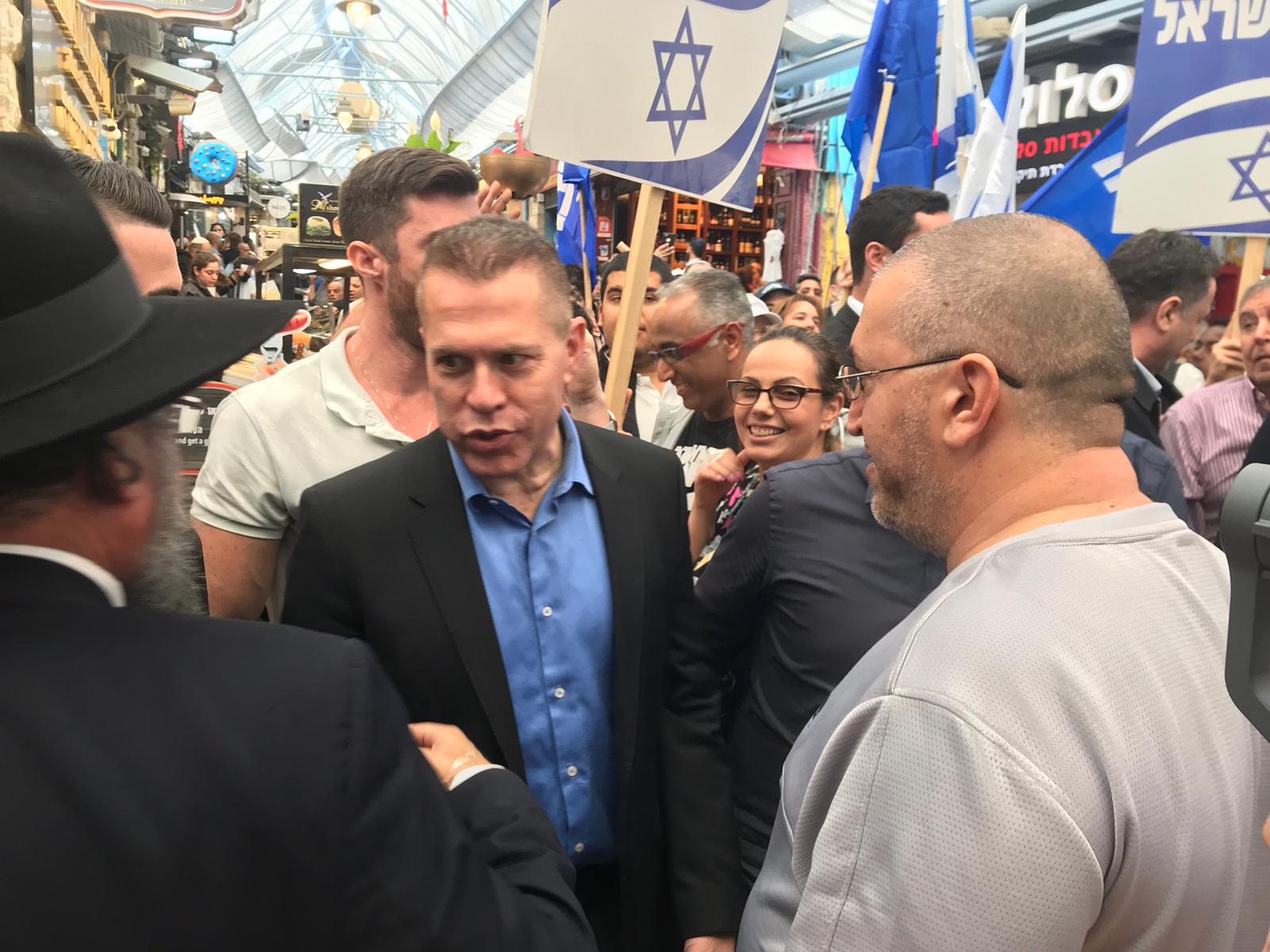 Gilad Erdan, ministre de la Sécurité et de l’Information, en campagne sur le marché de Mahane Yahuda à Jérusalem (MEE/Daniel Hilton)