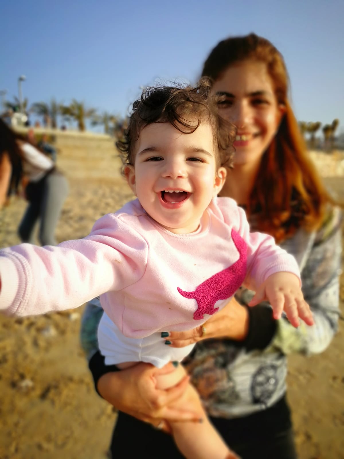 Ochry Air and her daughter on Tel Aviv beach (MEE)
