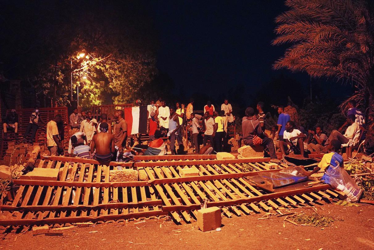 Sudanese protesters erect fresh barricades on Khartoum's Nile Street (MEE/Kaamil Ahmed)