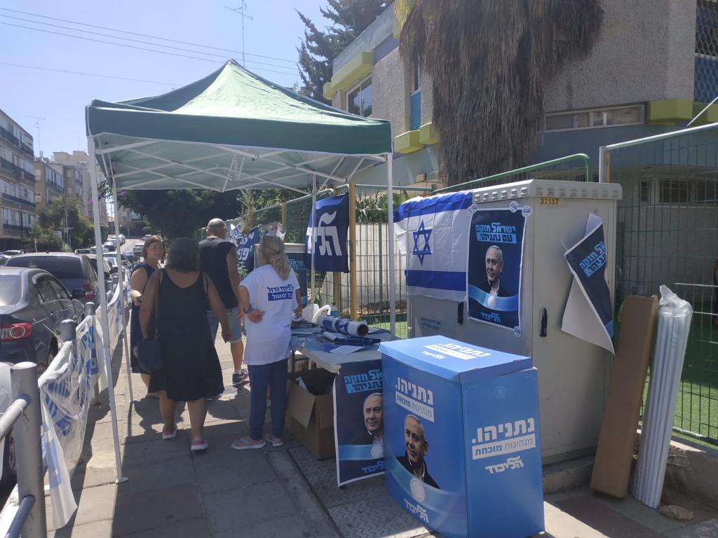 A polling station in central Israel's Bat Yam (MEE)