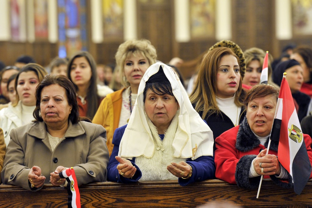 Des fidèles orthodoxes coptes assistent à la messe de la veille de Noël en la cathédrale de la Nativité du Christ, le 6 janvier 2020 (AFP)