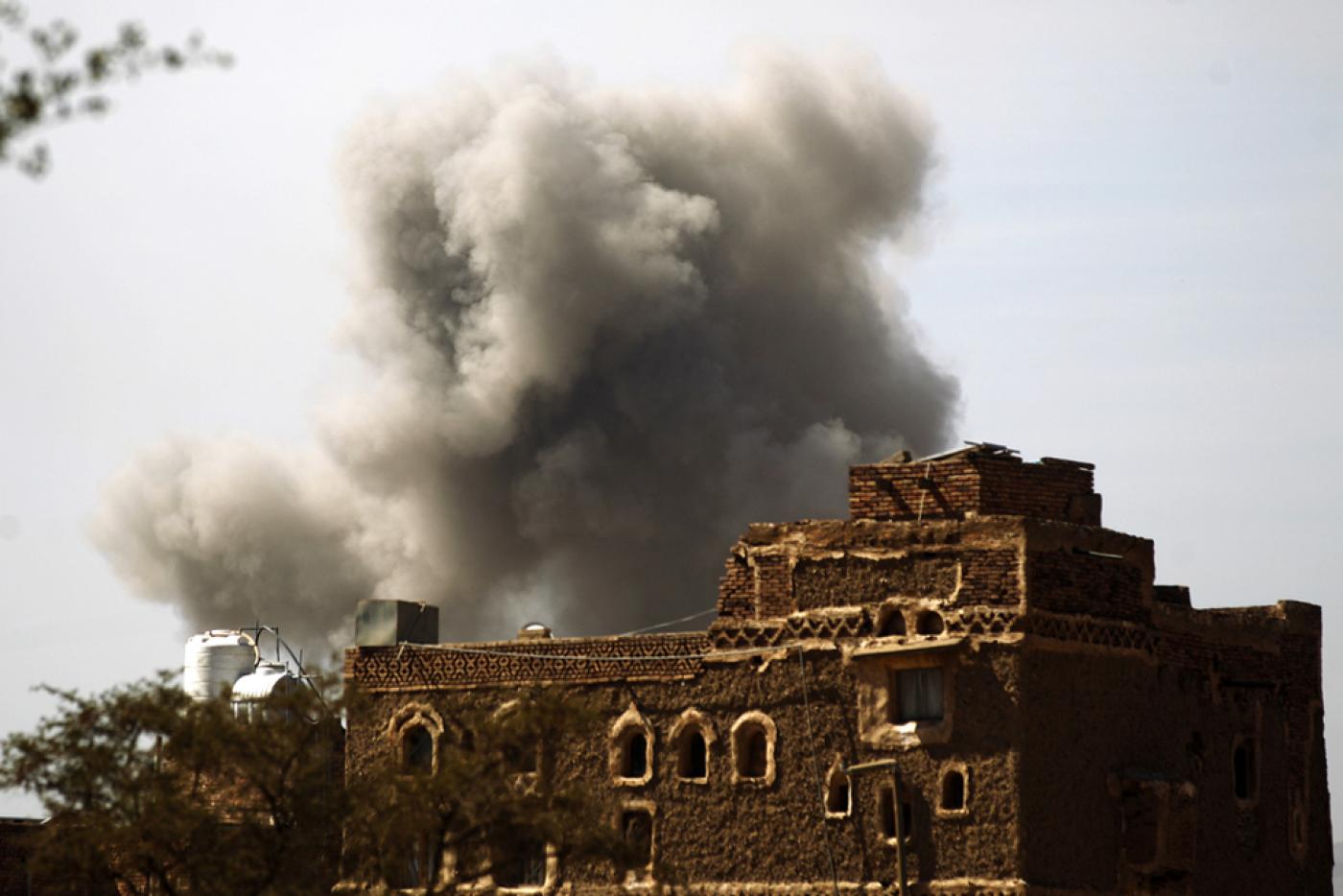 Air strike by the Saudi-led coalition in Sanaa, 22 January, 2017 (AFP)