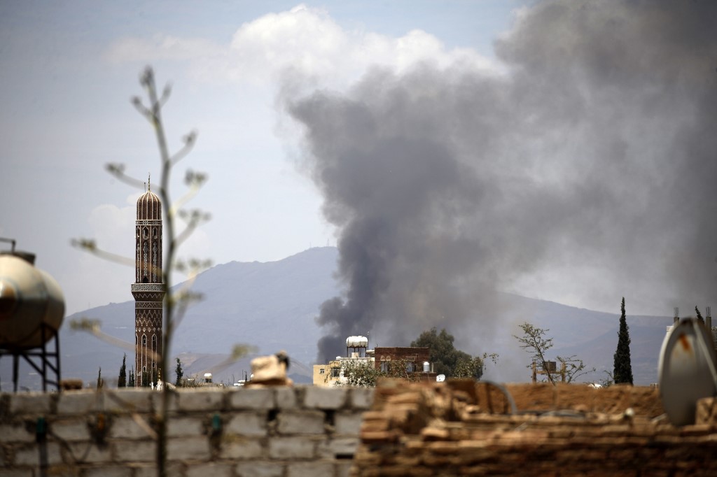 De la fumée se propage suite à une frappe aérienne de la coalition dirigée par les Saoudiens à Sanaa, capitale du Yémen, en avril 2018 (AFP)