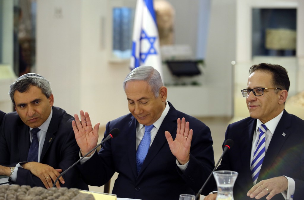 Le ministre israélien Ze’ev Elkin, à gauche, en compagnie du Premier ministre Benyamin Netanyahou et du secrétaire du Cabinet Tzachi Braverman à Jérusalem, le 13 mai 2018 (AFP)