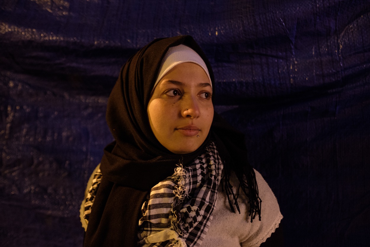 Zeina Kaissi devant la tente qu’elle visite presque quotidiennement sur la place Riad al-Solh après son travail (MEE/Rita Kabalan)